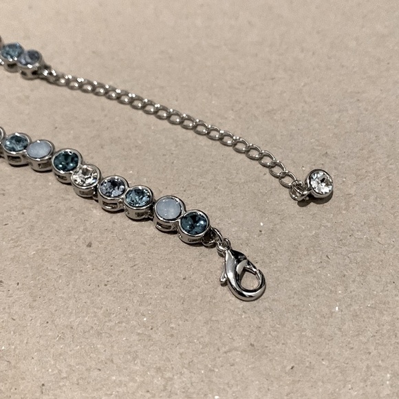 💙 Blue Crystal & Silvertone Necklace - Picture 4 of 6